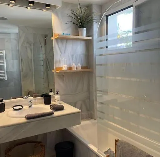 Beautiful 2 Bedroom In Puerto Banus ! Daire *