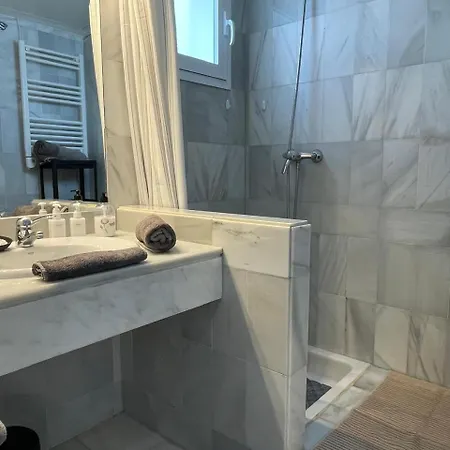 Beautiful 2 Bedroom In Puerto Banus ! דירה *